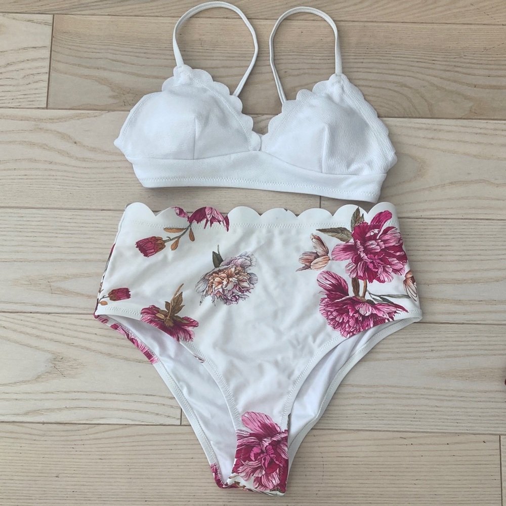 New without tags Cupshe Floral White and Pink Scalloped Bikini Set